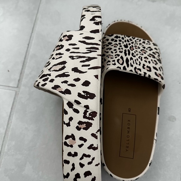 Yellow Box Women's Leopard Print Slide Sandals size 8 - Picture 3 of 5